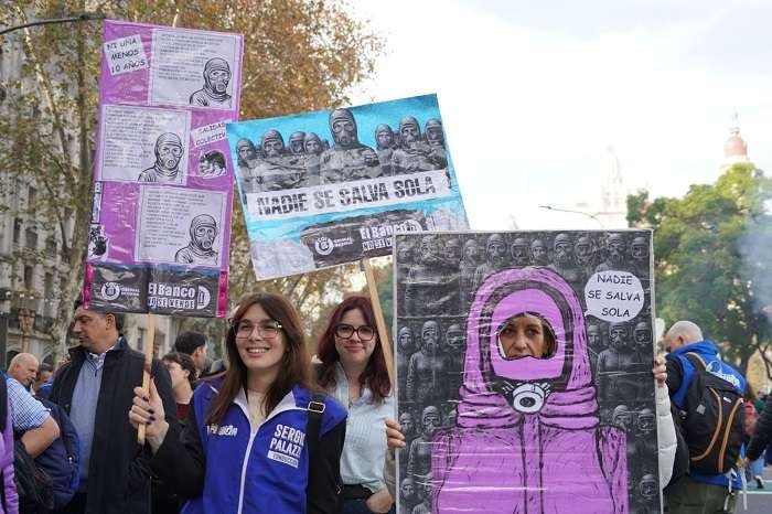 Miles de personas marcharon contra el brutal ajuste de Milei ...