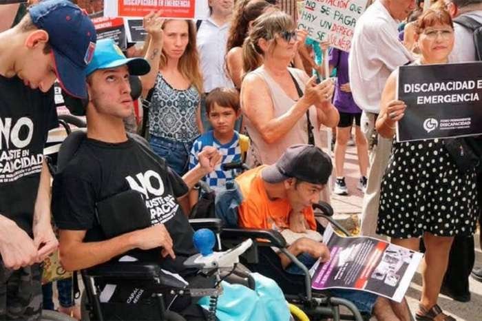 Miles de personas marcharon contra el brutal ajuste de Milei ...