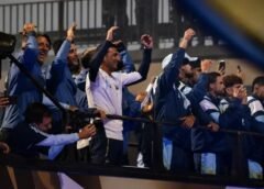 Jugadores de la Selección Argentina abrazados junto a Lionel Scaloni y Lionel Messi tras un partido del Mundial 2026, símbolo de unidad, esfuerzo colectivo y esperanza para la sociedad argentina.