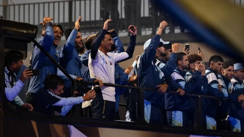 Jugadores de la Selección Argentina abrazados junto a Lionel Scaloni y Lionel Messi tras un partido del Mundial 2026, símbolo de unidad, esfuerzo colectivo y esperanza para la sociedad argentina.