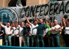 Dirigentes de la CGT, las CTA y la UTEP anuncian el inicio del plan de lucha con una movilización junto a jubilados frente al Congreso.