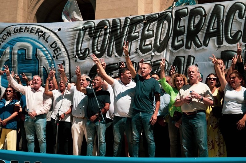 Dirigentes de la CGT, las CTA y la UTEP anuncian el inicio del plan de lucha con una movilización junto a jubilados frente al Congreso.