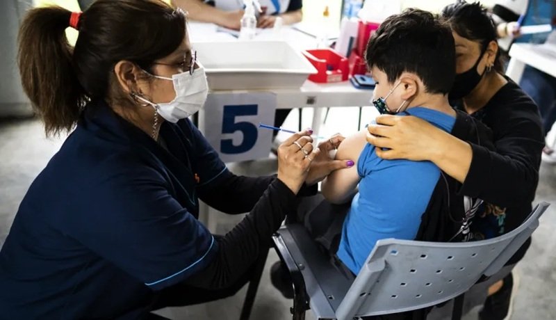 El Colegio de Médicos de la Provincia de Buenos Aires declaró la emergencia epidemiológica por la caída de la vacunación en Argentina y alertó que más de 100.000 niños nunca recibieron una dosis del calendario nacional.