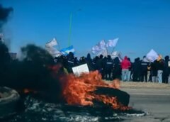 "Trabajadores de Unión Bat y Laboratorios Pyam durante el conflicto por los despidos en el Parque Industrial de Gualeguaychú."