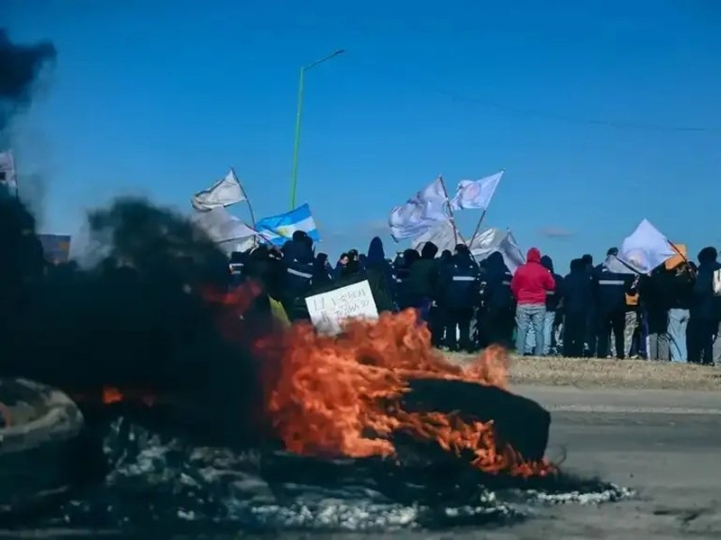"Trabajadores de Unión Bat y Laboratorios Pyam durante el conflicto por los despidos en el Parque Industrial de Gualeguaychú."