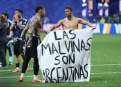 Los jugadores de la Selección Argentina sostienen una bandera con la leyenda "Las Malvinas son Argentinas" tras la histórica victoria frente a Inglaterra, en una imagen que simboliza identidad, memoria y unidad nacional.
