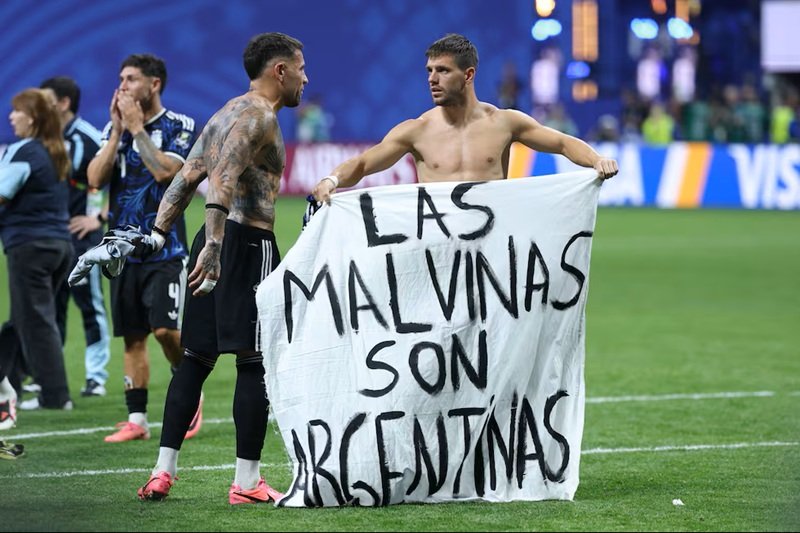 Los jugadores de la Selección Argentina sostienen una bandera con la leyenda "Las Malvinas son Argentinas" tras la histórica victoria frente a Inglaterra, en una imagen que simboliza identidad, memoria y unidad nacional.