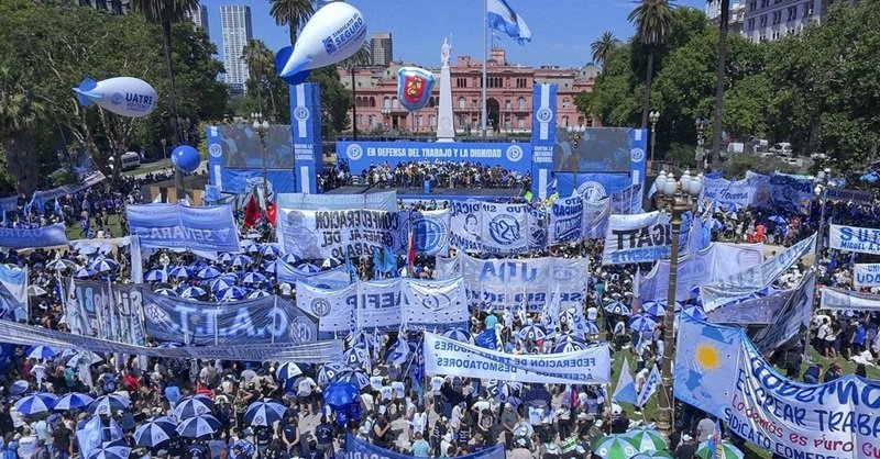 Dirigentes de la CGT, las CTA y la UTEP anuncian un plan de lucha nacional con movilizaciones, marcha federal y posible paro general contra las políticas del gobierno de Javier Milei.