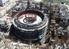Trabajadores de la CNEA durante una protesta por los despidos y las reincorporaciones, en medio del conflicto por la paralización del reactor nuclear Carem y las denuncias de intimidación sindical.