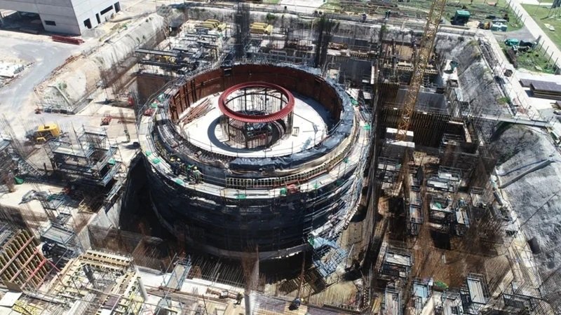 Trabajadores de la CNEA durante una protesta por los despidos y las reincorporaciones, en medio del conflicto por la paralización del reactor nuclear Carem y las denuncias de intimidación sindical.