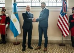 El gobernador Maximiliano Pullaro y el intendente Pablo Javkin durante una actividad oficial, en una imagen que ilustra el análisis de Carlos del Frade sobre su alineamiento político con el gobierno de Donald Trump y sus implicancias para Santa Fe y el río Paraná.