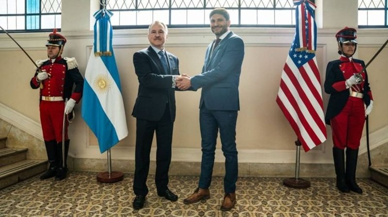 El gobernador Maximiliano Pullaro y el intendente Pablo Javkin durante una actividad oficial, en una imagen que ilustra el análisis de Carlos del Frade sobre su alineamiento político con el gobierno de Donald Trump y sus implicancias para Santa Fe y el río Paraná.