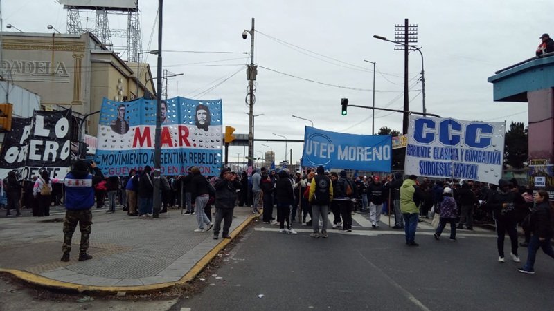 Organizaciones sociales y de la economía popular marchan y realizan cortes en todo el país durante la Jornada Nacional de Lucha para exigir la continuidad del programa Volver al Trabajo y rechazar las políticas de ajuste del gobierno nacional.