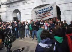 Trabajadores de CNEA y CONICET durante una conferencia de prensa frente al Centro Atómico Constituyentes en reclamo por la reincorporación de despedidos y la defensa del sistema científico argentino.