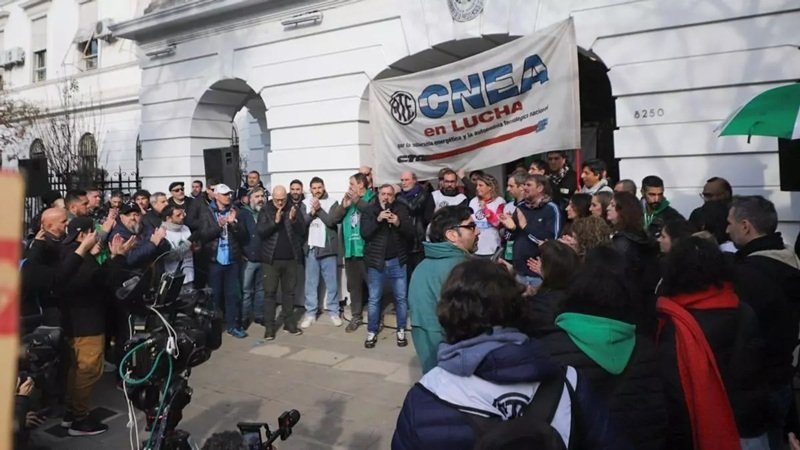 Trabajadores de CNEA y CONICET durante una conferencia de prensa frente al Centro Atómico Constituyentes en reclamo por la reincorporación de despedidos y la defensa del sistema científico argentino.
