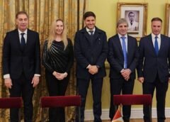 Maximiliano Pullaro durante el anuncio del traspaso de la Ruta Nacional A012 en la Casa Rosada junto a funcionarios del gobierno de Javier Milei, en medio del debate por la infraestructura vial y las privatizaciones en Santa Fe.