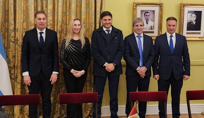 Maximiliano Pullaro durante el anuncio del traspaso de la Ruta Nacional A012 en la Casa Rosada junto a funcionarios del gobierno de Javier Milei, en medio del debate por la infraestructura vial y las privatizaciones en Santa Fe.