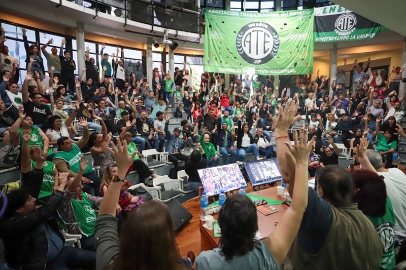 Rodolfo Aguiar durante un acto de ATE anunciando el paro nacional del 3 de agosto en reclamo de aumentos salariales y contra los despidos en el Estado.