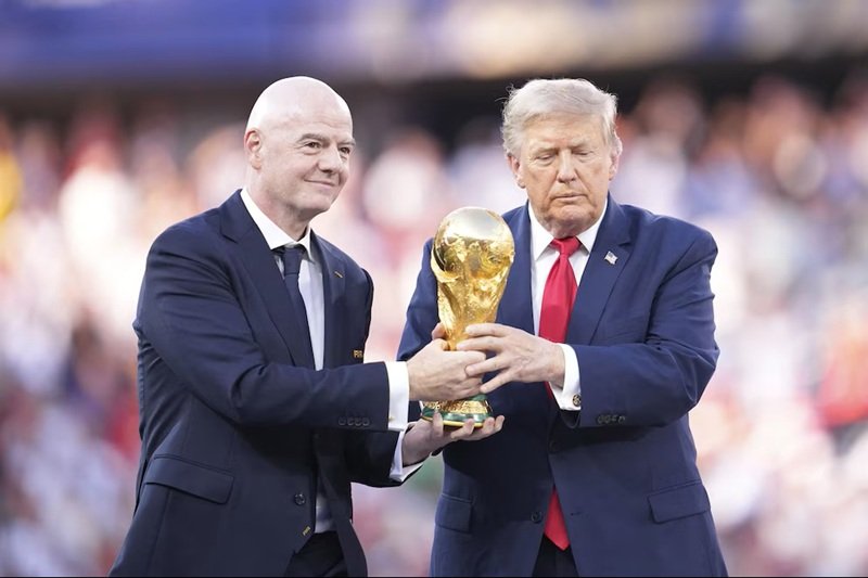 Gianni Infantino y Donald Trump durante un acto vinculado al Mundial 2026, en medio de la investigación del Congreso de Estados Unidos sobre la relación entre la FIFA y la Casa Blanca.