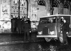 Policías reprimen a estudiantes y docentes durante la Noche de los Bastones Largos, el 29 de julio de 1966, tras la intervención de las universidades nacionales ordenada por la dictadura de Juan Carlos Onganía.