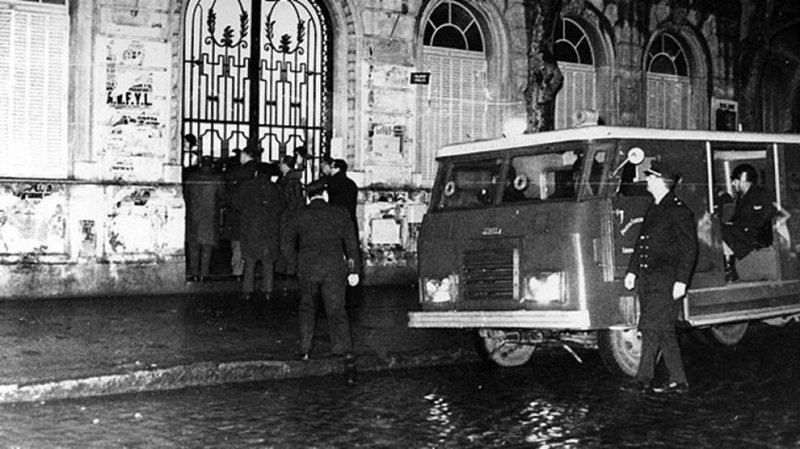 Policías reprimen a estudiantes y docentes durante la Noche de los Bastones Largos, el 29 de julio de 1966, tras la intervención de las universidades nacionales ordenada por la dictadura de Juan Carlos Onganía.