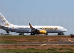Avión de Flybondi en plataforma mientras la compañía enfrenta una profunda crisis operativa con cancelaciones masivas de vuelos y sanciones regulatorias.
