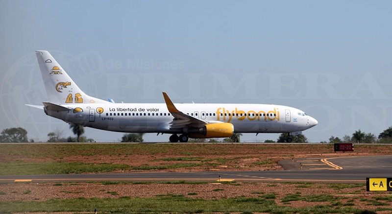 Avión de Flybondi en plataforma mientras la compañía enfrenta una profunda crisis operativa con cancelaciones masivas de vuelos y sanciones regulatorias.