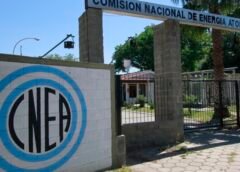 Trabajadores de la Comisión Nacional de Energía Atómica protestan tras el recorte del 58% de la estructura de la CNEA oficializado por el Gobierno mediante el Decreto 655/2026.