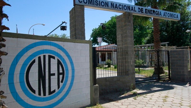 Trabajadores de la Comisión Nacional de Energía Atómica protestan tras el recorte del 58% de la estructura de la CNEA oficializado por el Gobierno mediante el Decreto 655/2026.