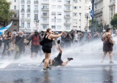 Manifestantes frente al Congreso durante la represión policial contra la protesta por la Ley de Inviolabilidad de la Propiedad Privada y la defensa de la Ley de Tierras.