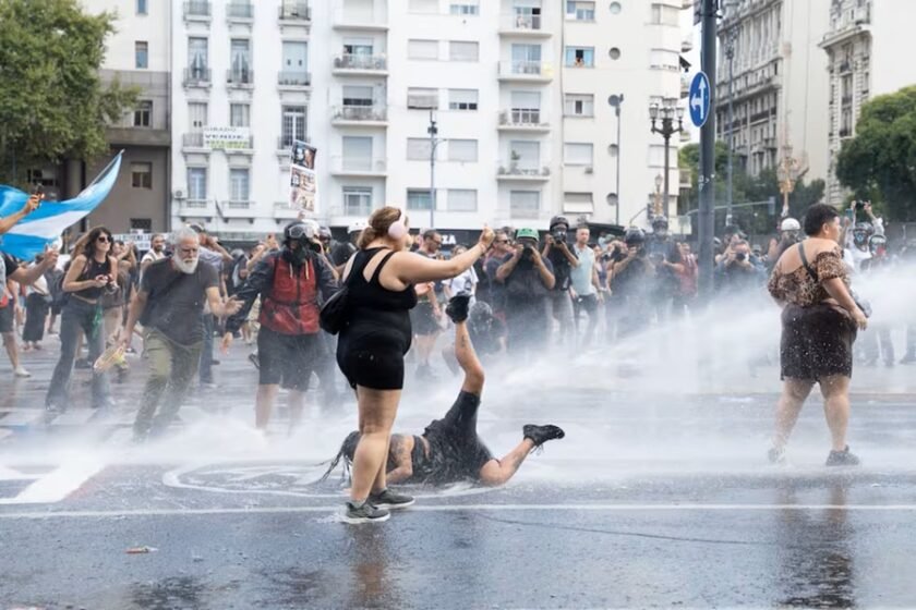 Manifestantes frente al Congreso durante la represión policial contra la protesta por la Ley de Inviolabilidad de la Propiedad Privada y la defensa de la Ley de Tierras.