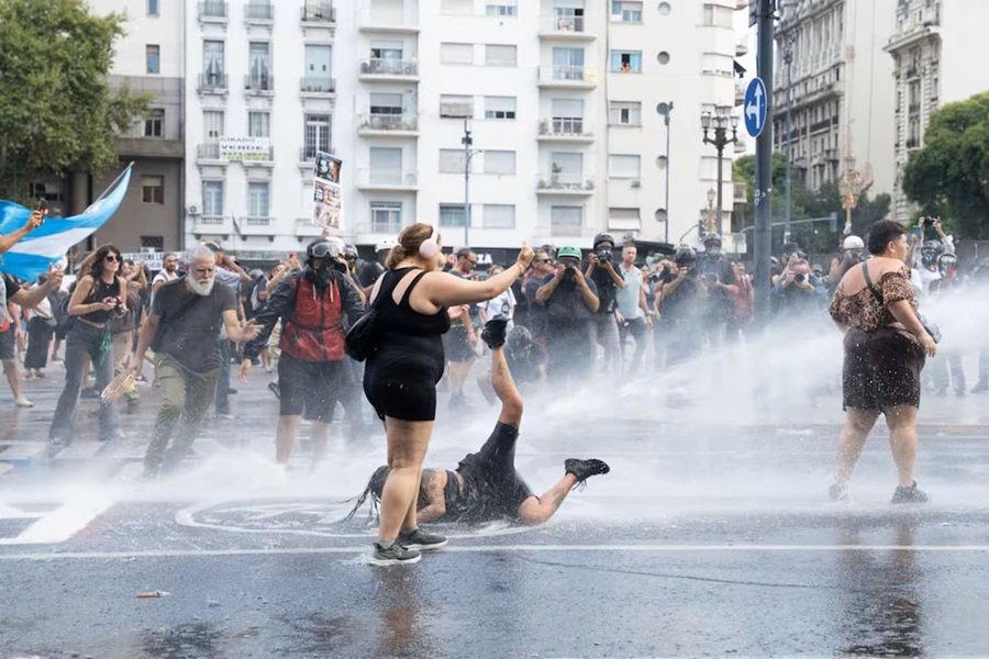 Manifestantes frente al Congreso durante la represión policial contra la protesta por la Ley de Inviolabilidad de la Propiedad Privada y la defensa de la Ley de Tierras.