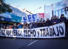 Marcha de San Cayetano de UTEP, CGT y CTA desde Liniers a Plaza de Mayo contra el ajuste de Javier Milei por Paz, Pan, Tierra, Techo y Trabajo.