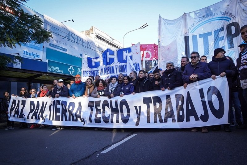 Marcha de San Cayetano de UTEP, CGT y CTA desde Liniers a Plaza de Mayo contra el ajuste de Javier Milei por Paz, Pan, Tierra, Techo y Trabajo.