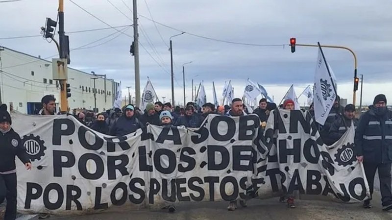Trabajadores de Mirgor protestan en Río Grande tras el anuncio de casi 300 despidos en Tierra del Fuego