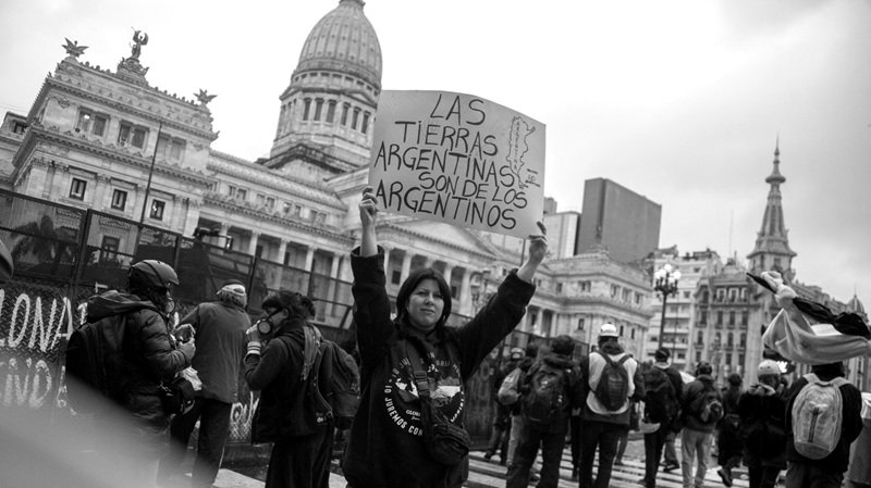 Recuperar la conciencia nacional argentina: soberanía sobre la tierra, el agua, la deuda y las Islas Malvinas