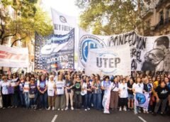 Marcha de la CGT, CTA, ATE y movimientos sociales contra la crisis de endeudamiento de las familias argentinas y la creciente morosidad.