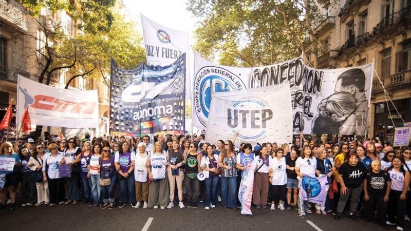 Marcha de la CGT, CTA, ATE y movimientos sociales contra la crisis de endeudamiento de las familias argentinas y la creciente morosidad.