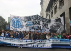Multitudinaria marcha de la CGT, las CTA, UTEP y CCC contra el endeudamiento familiar y la morosidad en Argentina