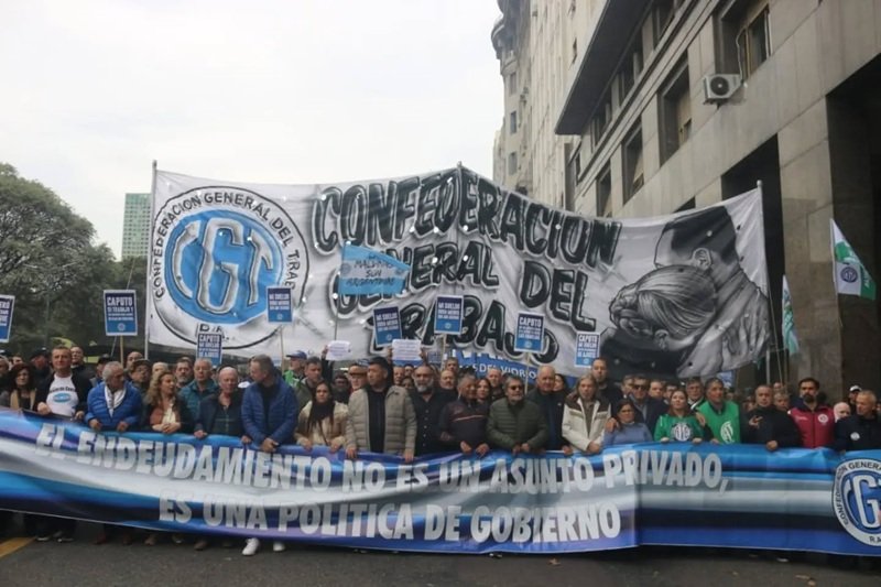 Multitudinaria marcha de la CGT, las CTA, UTEP y CCC contra el endeudamiento familiar y la morosidad en Argentina
