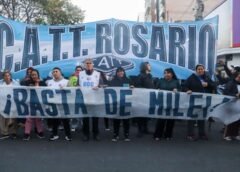 Protesta contra Javier Milei en Rosario durante su visita a la Bolsa de Comercio, con sindicatos y organizaciones sociales movilizados