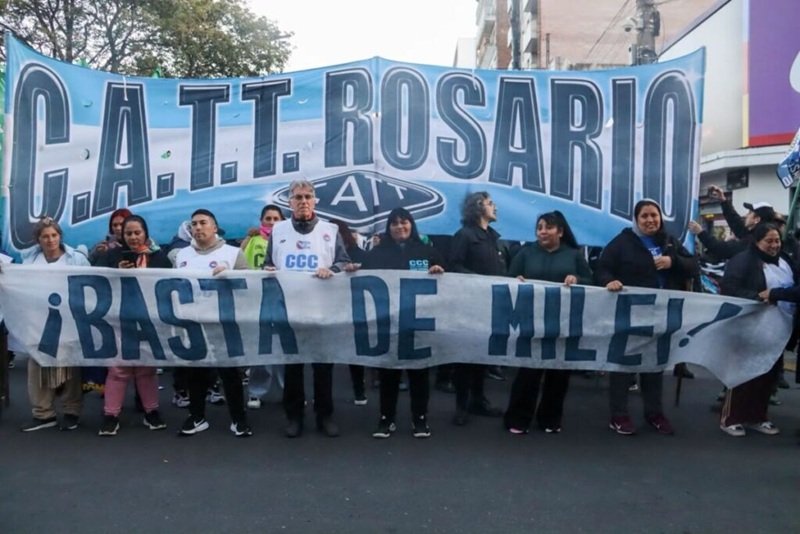 Protesta contra Javier Milei en Rosario durante su visita a la Bolsa de Comercio, con sindicatos y organizaciones sociales movilizados