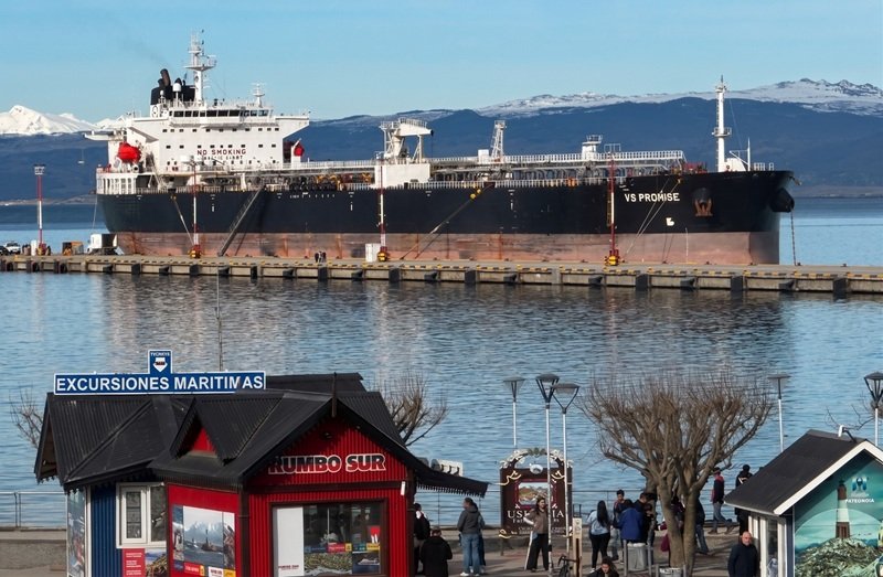 Buque británico VS Promise amarrado en Ushuaia en medio de la polémica por la Ley Gaucho Rivero