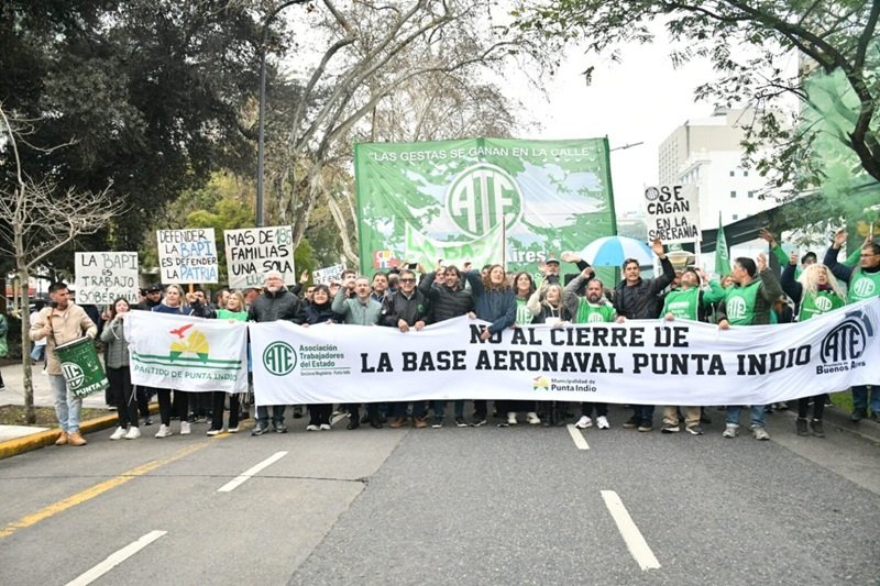 Movilización en defensa de la Base Aeronaval Punta Indio frente al Ministerio de Defensa