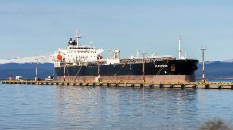 Buque petrolero británico VS PROMISE amarrado en el Puerto de Ushuaia, Tierra del Fuego