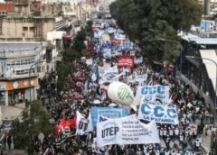 Columnas de organizaciones sociales marchando desde Liniers hacia Plaza de Mayo durante la movilización de San Cayetano para reclamar la continuidad de Volver al Trabajo y políticas de empleo.