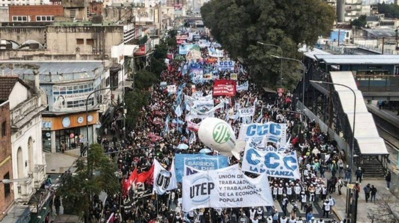 Columnas de organizaciones sociales marchando desde Liniers hacia Plaza de Mayo durante la movilización de San Cayetano para reclamar la continuidad de Volver al Trabajo y políticas de empleo.