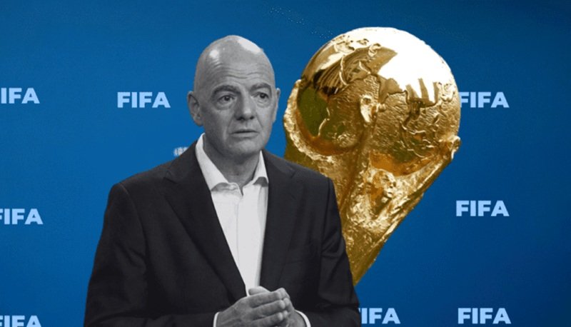 Gianni Infantino junto al trofeo del Mundial en medio de la crisis institucional de la FIFA por el proyecto de incorporar fondos privados al negocio del fútbol mundial.