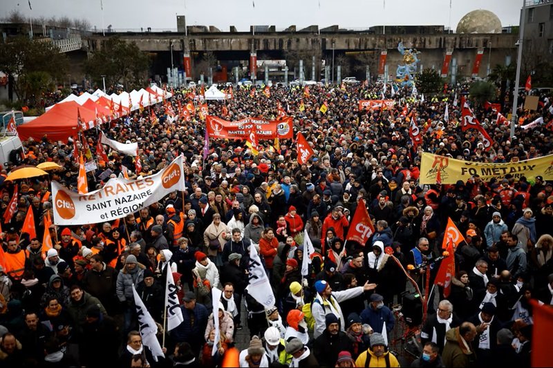 Protestas en Francia de trabajadores estatales, docentes, bomberos y estudiantes contra el ajuste del Presupuesto 2027