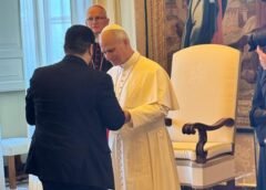 Alejandro Gramajo de la UTEP durante su encuentro con el Papa León XIV en Roma